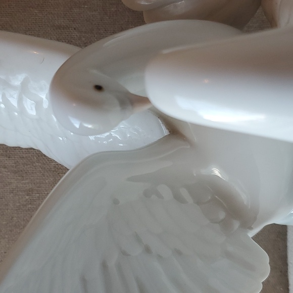 Lladro Doves Figurine - Picture 3 of 10